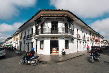 Popayn, Cauca, Kolombiya. 30 Nisan 2024: Mahalledeki bir köşedeki evin mimarisi.