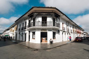 Popayn, Cauca, Kolombiya. 30 Nisan 2024: Mahalledeki bir köşedeki evin mimarisi.