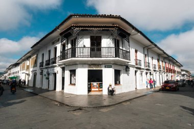 Popayn, Cauca, Kolombiya. 30 Nisan 2024: Mahalledeki bir köşedeki evin mimarisi.