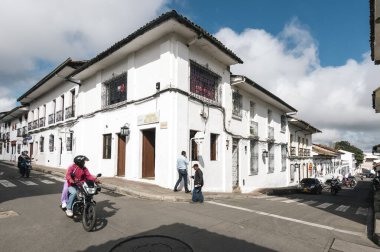 Popayn, Cauca, Kolombiya. 30 Nisan 2024: Mahalledeki bir köşedeki evin mimarisi.