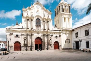 Popayan, Cauca, Kolombiya. 30 Nisan 2024: Beyaz cepheli ve mavi gökyüzlü San Francisco Kilisesi.