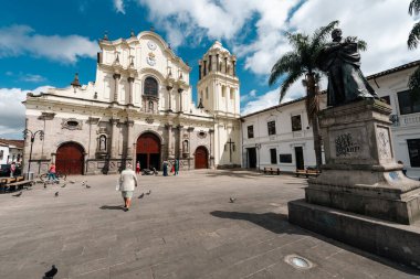 Popayan, Cauca, Kolombiya. 30 Nisan 2024: Beyaz cepheli ve mavi gökyüzlü San Francisco Kilisesi.