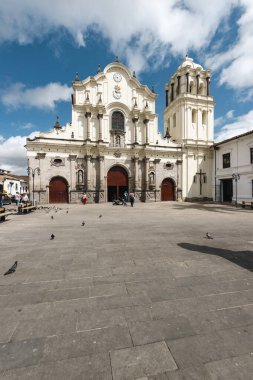 Popayan, Cauca, Kolombiya. 30 Nisan 2024: Beyaz cepheli ve mavi gökyüzlü San Francisco Kilisesi.