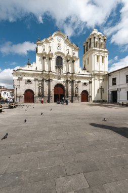 Popayan, Cauca, Kolombiya. 30 Nisan 2024: Beyaz cepheli ve mavi gökyüzlü San Francisco Kilisesi.