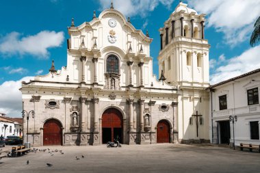 Popayan, Cauca, Kolombiya. 30 Nisan 2024: Beyaz cepheli ve mavi gökyüzlü San Francisco Kilisesi.