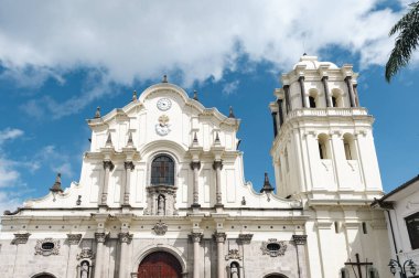 Popayan, Cauca, Kolombiya. 30 Nisan 2024: Beyaz cepheli ve mavi gökyüzlü San Francisco Kilisesi.