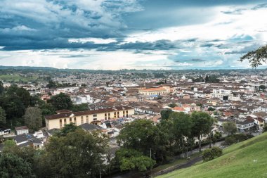 Popayan 'ın mavi gökyüzüyle panoramik manzarası. Cauca, Kolombiya. 