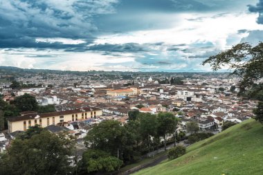 Popayan 'ın mavi gökyüzüyle panoramik manzarası. Cauca, Kolombiya. 