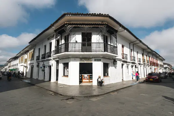 Popayn, Cauca, Kolombiya. 30 Nisan 2024: Mahalledeki bir köşedeki evin mimarisi.