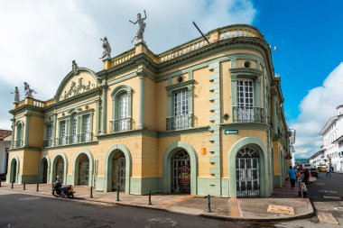 Popayan, Cauca, Kolombiya. 30 Nisan 2024: Guillermo Valencia tiyatrosunun mimarisi ve cephesi.