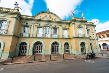 Popayan, Cauca, Kolombiya. 30 Nisan 2024: Guillermo Valencia tiyatrosunun mimarisi ve cephesi.