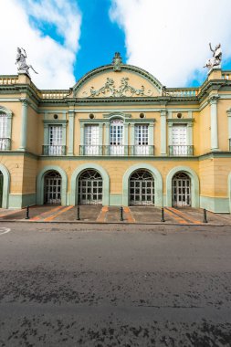 Popayan, Cauca, Kolombiya. 30 Nisan 2024: Guillermo Valencia tiyatrosunun mimarisi ve cephesi.