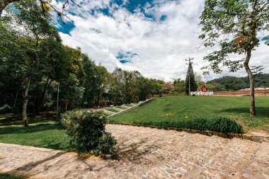 Popayn, Cauca, Kolombiya. 29 Nisan 2024: Popayan 'ın merkezinde manzaralı teras.