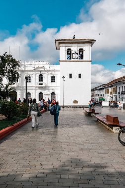 Popayn, Cauca, Kolombiya. 30 Nisan 2024: Saat kulesi ve mavi gökyüzü.