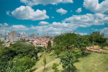 Cali, Valle del Cauca, Kolombiya. 23 Nisan 2024: Mavi gökyüzü ve binalarla şehrin panoramik manzarası.