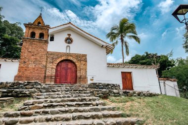 Cali, Valle del Cauca, Kolombiya. 23 Nisan 2024: St. Anthony Kilisesi ve mavi gökyüzü.