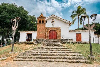 Cali, Valle del Cauca, Kolombiya. 23 Nisan 2024: St. Anthony Kilisesi ve mavi gökyüzü.