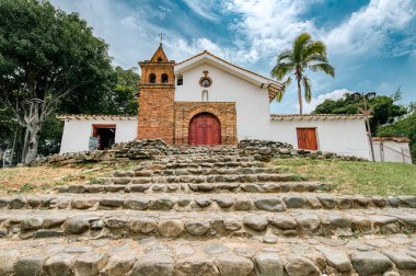 Cali, Valle del Cauca, Kolombiya. 23 Nisan 2024: St. Anthony Kilisesi ve mavi gökyüzü.