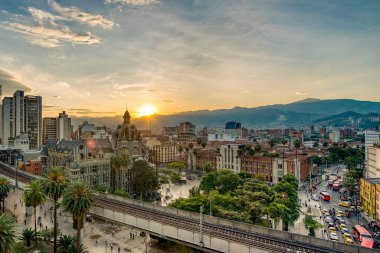 Medellin, Antioquyia, Kolombiya. 17 Ocak 2024: Rafael Uribe Kültür Sarayı ve metro istasyonu güzel renkli gün batımıyla birlikte.