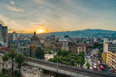 Medellin, Antioquyia, Kolombiya. 17 Ocak 2024: Rafael Uribe Kültür Sarayı ve metro istasyonu güzel renkli gün batımıyla birlikte.