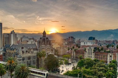 Medellin, Antioquyia, Kolombiya. 17 Ocak 2024: Rafael Uribe Kültür Sarayı ve metro istasyonu güzel renkli gün batımıyla birlikte.