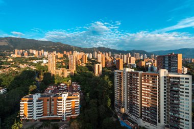 Medelin, Antioquia, Kolombiya. 27 Ağustos 2024: Şehrin ve doğunun panoramik manzaralı fotoğrafı.