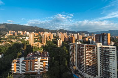 Medelin, Antioquia, Kolombiya. 27 Ağustos 2024: Şehrin ve doğunun panoramik manzaralı fotoğrafı.