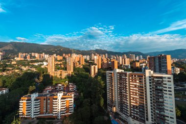 Medelin, Antioquia, Kolombiya. 27 Ağustos 2024: Şehrin ve doğunun panoramik manzaralı fotoğrafı.
