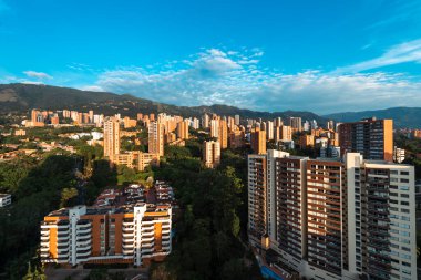 Medelin, Antioquia, Kolombiya. 27 Ağustos 2024: Şehrin ve doğunun panoramik manzaralı fotoğrafı.