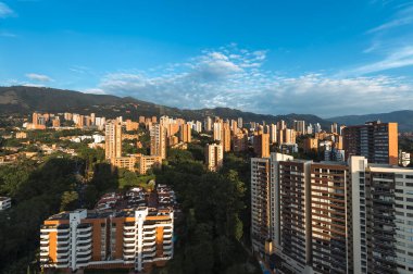 Medelin, Antioquia, Kolombiya. 27 Ağustos 2024: Şehrin ve doğunun panoramik manzaralı fotoğrafı.