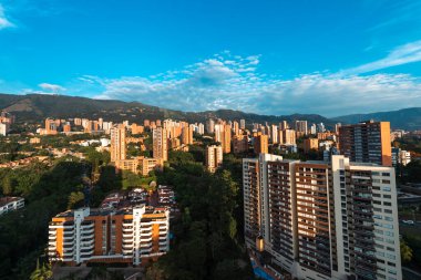 Medelin, Antioquia, Kolombiya. 27 Ağustos 2024: Şehrin ve doğunun panoramik manzaralı fotoğrafı.