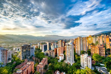 Medelin, Antioquia, Kolombiya. 27 Ağustos 2024: Ufukta güneş ve şehir manzaralı HDR manzarası.