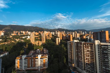 Medelin, Antioquia, Kolombiya. 27 Ağustos 2024: Şehrin ve doğunun panoramik manzaralı fotoğrafı.