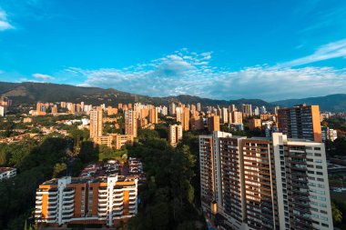 Medelin, Antioquia, Kolombiya. 27 Ağustos 2024: Şehrin ve doğunun panoramik manzaralı fotoğrafı.