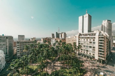 Cali, Santiago de Cali, Valle del Cauca, Kolombiya. 27 Şubat 2011: Mimari ve palmiye ağaçlı Caicedo Meydanı.