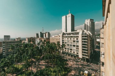 Cali, Santiago de Cali, Valle del Cauca, Kolombiya. 27 Şubat 2011: Mimari ve palmiye ağaçlı Caicedo Meydanı.