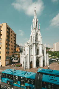 Cali, Santiago de Cali, Valle del Cauca, Kolombiya. 27 Şubat 2011: Hermitage Kilisesi ve MIO otobüsü ulaşım aracı.