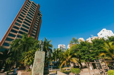 Cali, Kolombiya. 7 Ocak 2011: Şehrin panoramik manzarası binalar ve mavi gökyüzü.