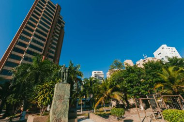 Cali, Kolombiya. 7 Ocak 2011: Şehrin panoramik manzarası binalar ve mavi gökyüzü.