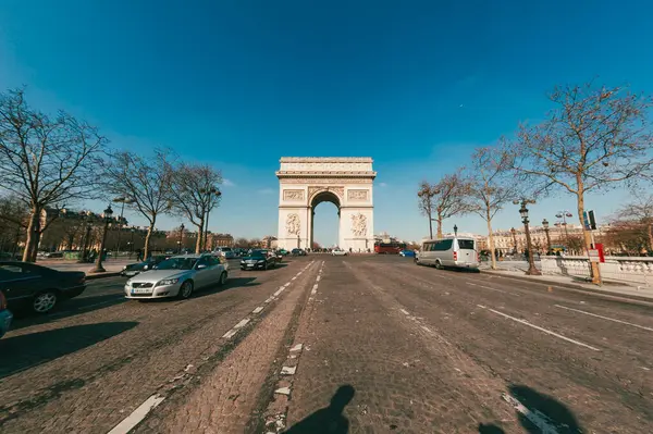 Paris, Fransa. 24 Mart 2011: Zafer Takı ve mavi gökyüzü.