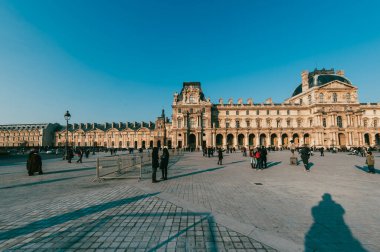 Paris, Fransa. 24 Aralık 2011: Louvre Müzesi