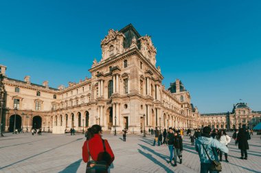 Paris, Fransa. 24 Aralık 2011: Louvre Müzesi