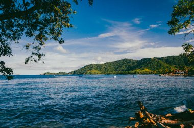 Deniz manzaralı manzara ve mavi gökyüzü olan tekneler. Capurgana, Kolombiya. 