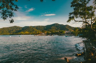 Deniz manzaralı manzara ve mavi gökyüzü olan tekneler. Capurgana, Kolombiya. 