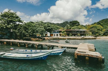 Deniz manzaralı manzara ve mavi gökyüzü olan tekneler. Capurgana, Kolombiya. 