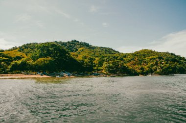 Deniz manzaralı manzara ve mavi gökyüzü olan tekneler. Capurgana, Kolombiya. 