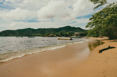 Deniz manzaralı manzara ve mavi gökyüzü olan tekneler. Capurgana, Kolombiya. 