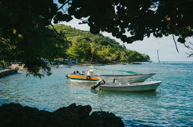 Deniz manzaralı manzara ve mavi gökyüzü olan tekneler. Capurgana, Kolombiya. 