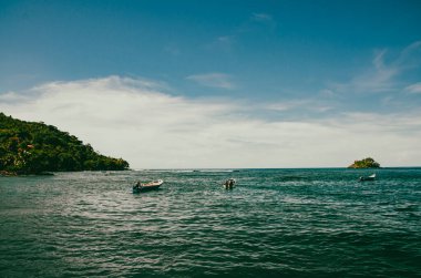 Deniz manzaralı manzara ve mavi gökyüzü olan tekneler. Capurgana, Kolombiya. 