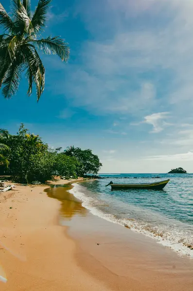 Deniz manzaralı manzara ve mavi gökyüzü olan tekneler. Capurgana, Kolombiya. 